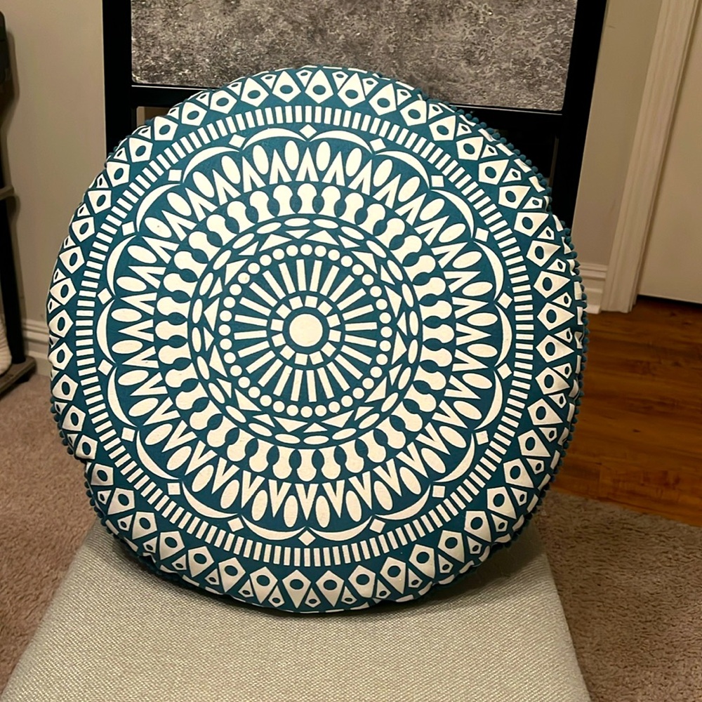 ROUND GEOMETRIC PRINT PILLOW